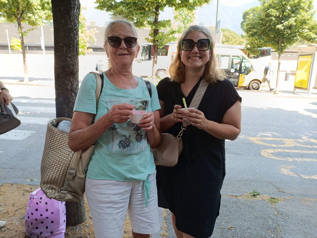 Gelato in Meran – SPÖ Bludenz | Stadtorganisation Bludenz Die Reisegruppe genießt ein italienisches Gelato in Meran.