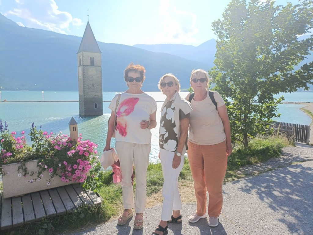 Zwischenstopp am Reschensee – SPÖ Bludenz | Stadtorganisation Bludenz Zwischenstopp in Graun im Vintschgau mit Blick auf den Kirchturm.