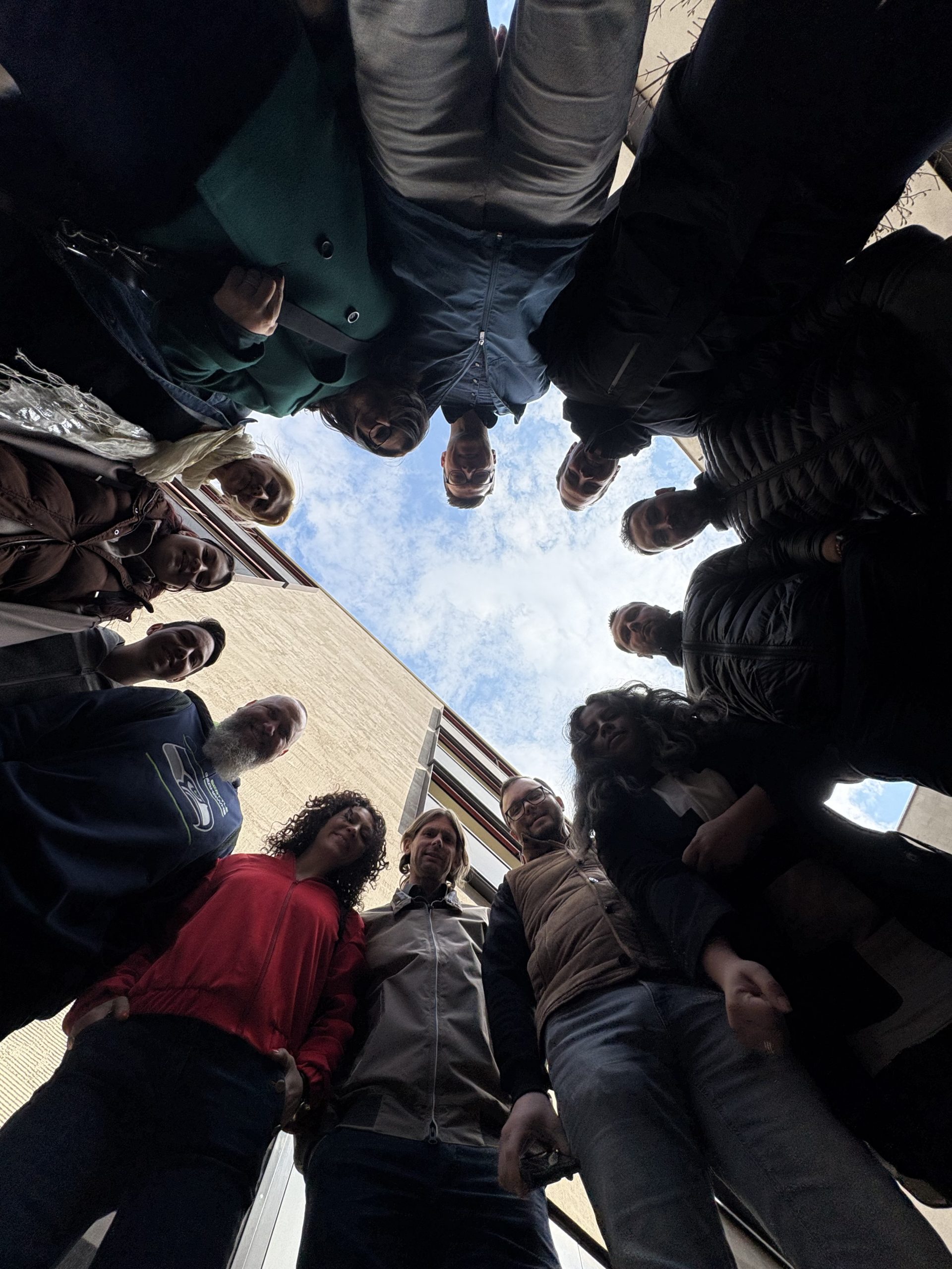 Gruppenfoto von unten, Weitwinkel