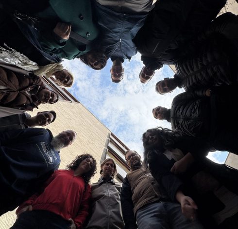 Gruppenfoto von unten, Weitwinkel