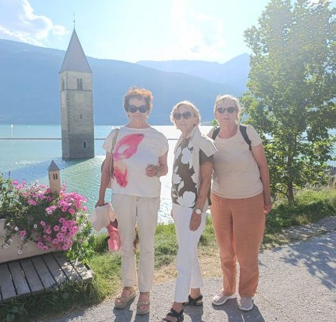 Zwischenstopp in Graun im Vintschgau mit Blick auf den Kirchturm.